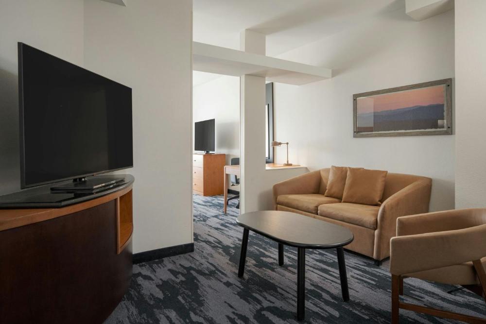Queen Suite with Two Queen Beds and Sofa Bed - Hearing Access/Mobility Access/Bathtub interior